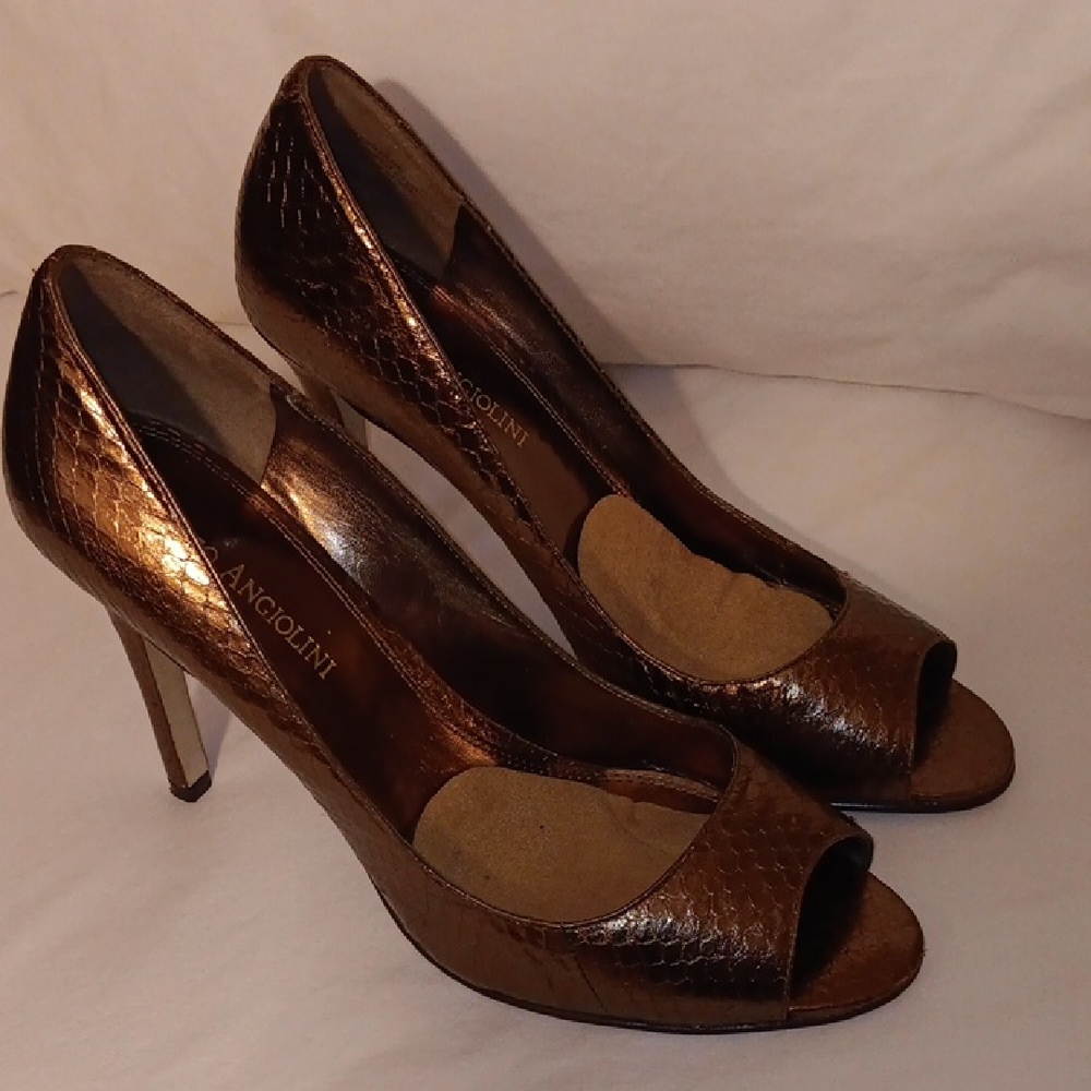 METTALIC BROWN PEEP-TOE HEELS